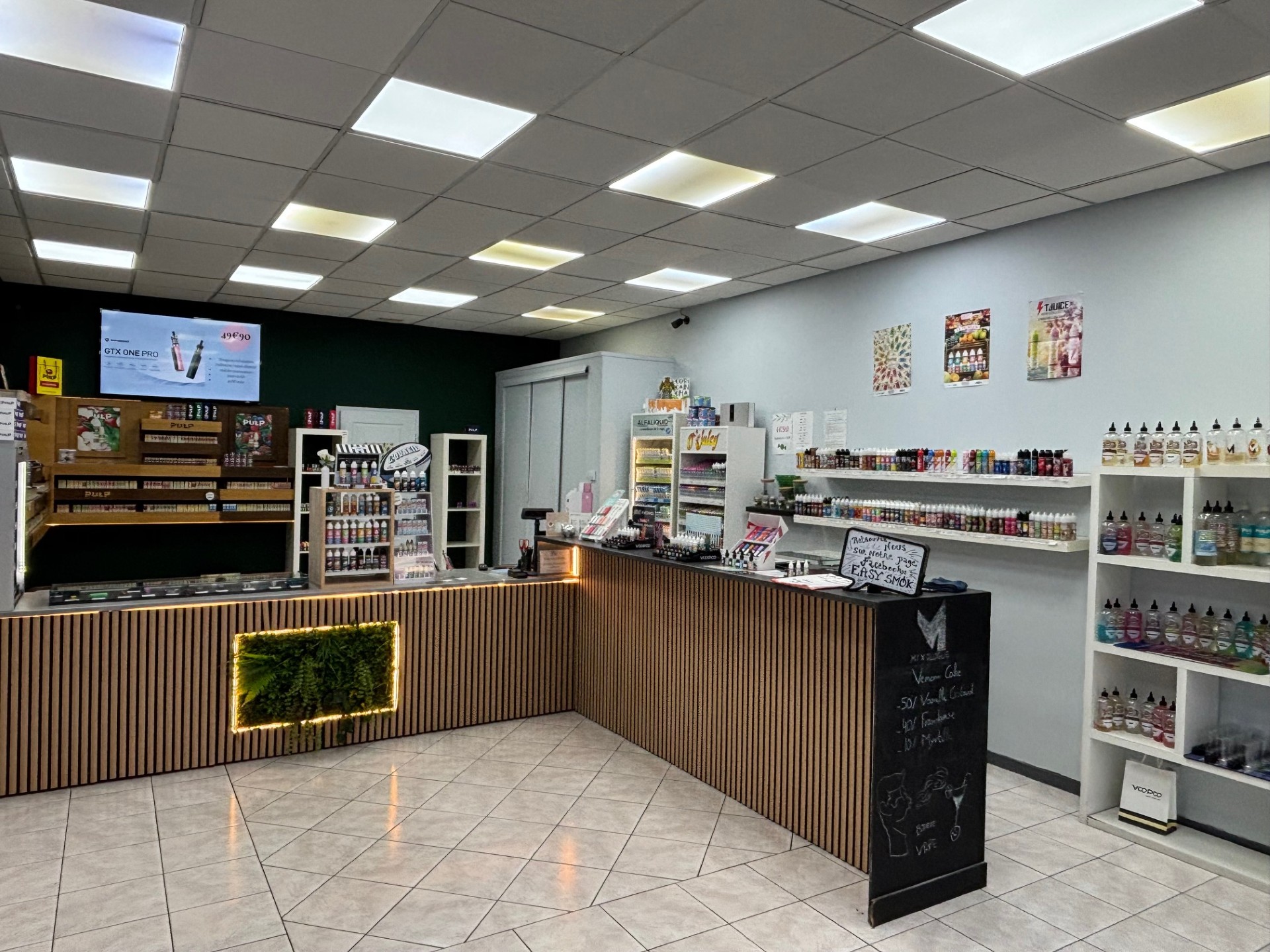 Vue large de l’intérieur de la boutique EASY SMOK à Coudekerque-Branche